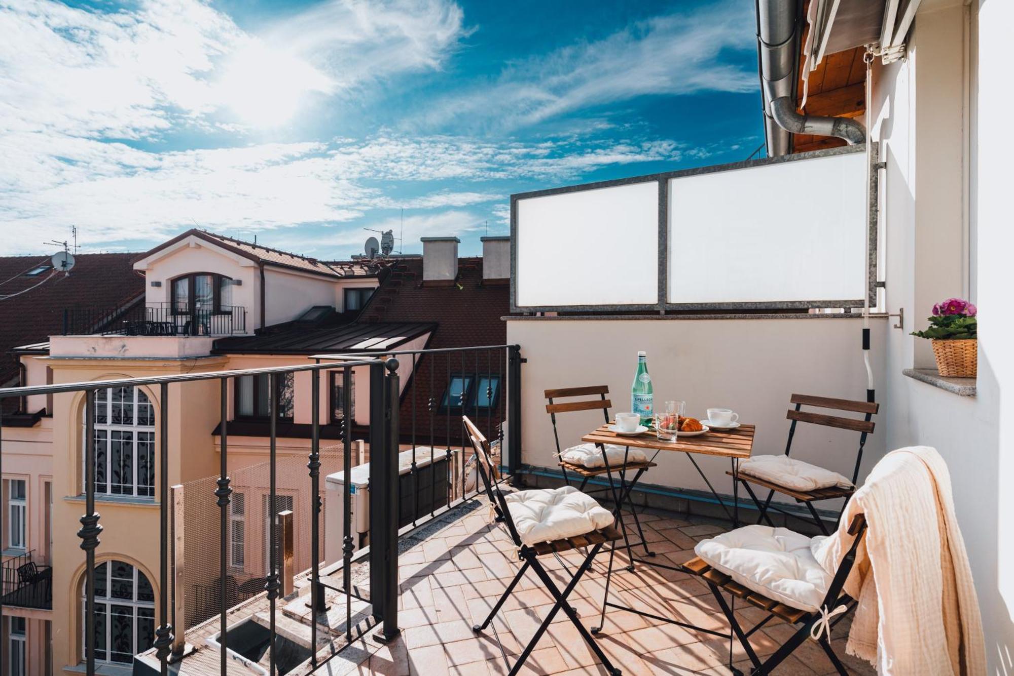Two-Level Apart With A Terrace Near The Vltava River Prague Exterior photo