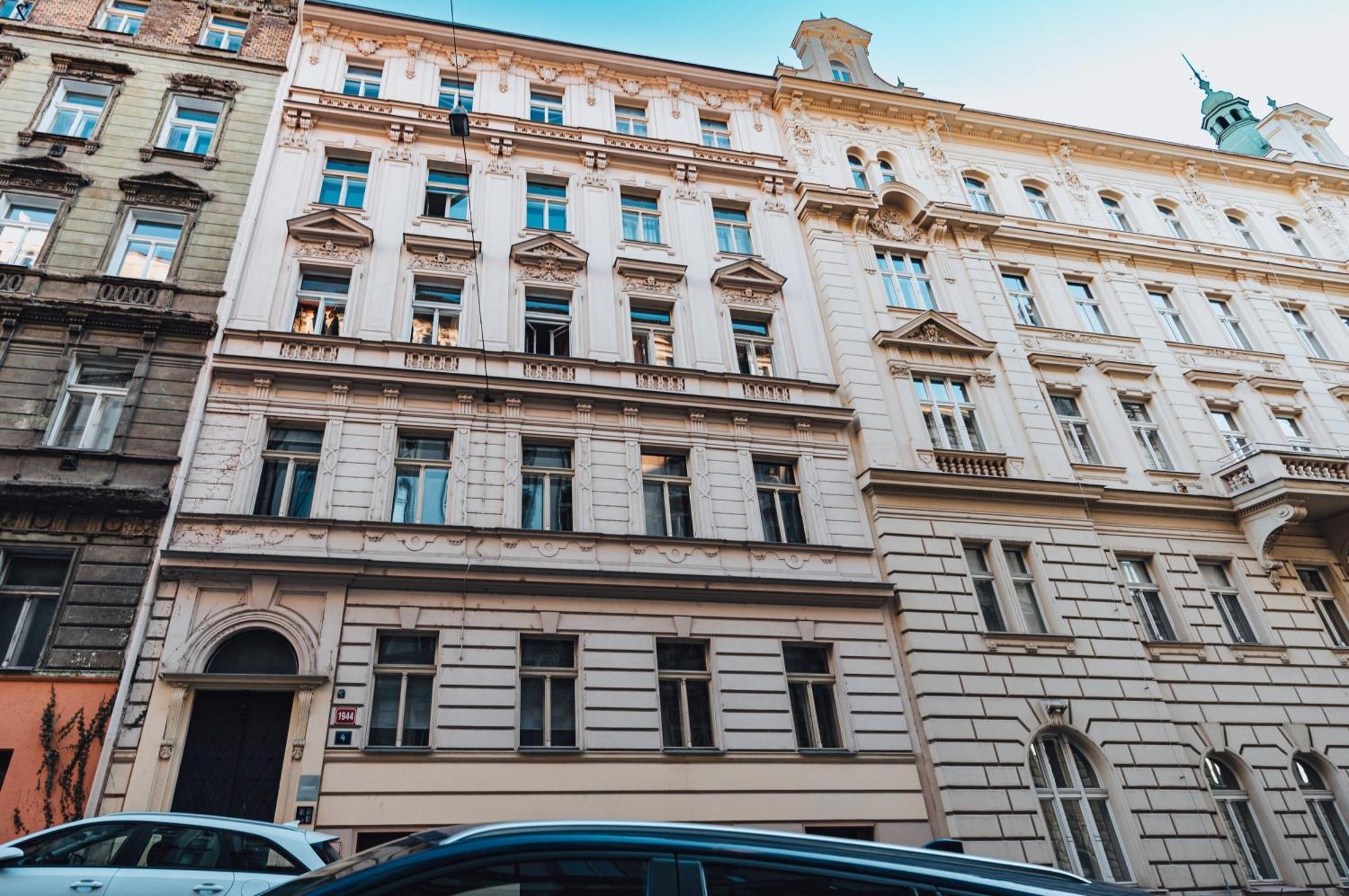 Two-Level Apart With A Terrace Near The Vltava River Prague Exterior photo